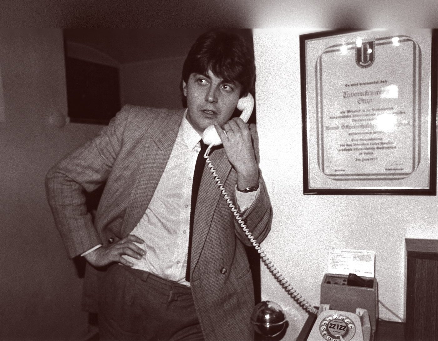 Schwarz-Weiß-Foto: der junge Gerhard Zeiler telefoniert in seinem Büro