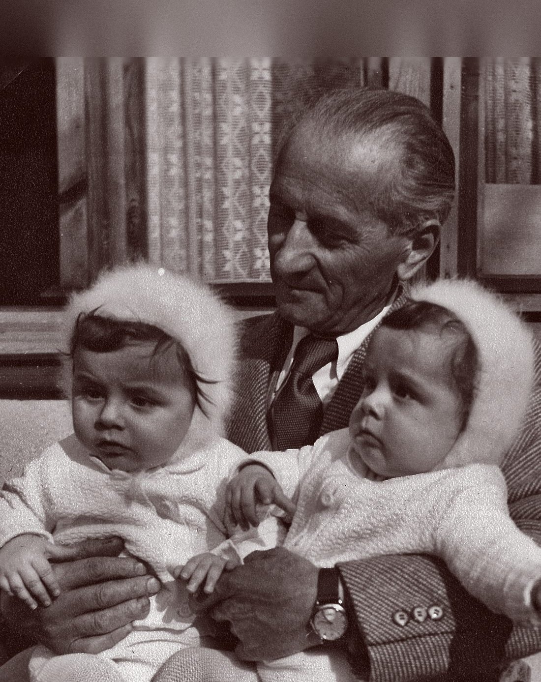 Schwarz-Weiß-Foto von 1955: Großvater Josef Kysela mit zwei Kleinkindern auf dem Schoß